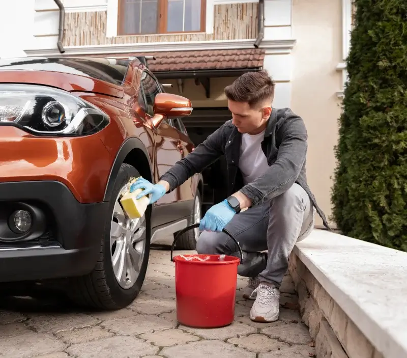 Lavage auto à domicile Le Lion-d'Angers : professionnel intervenant sur un véhicule